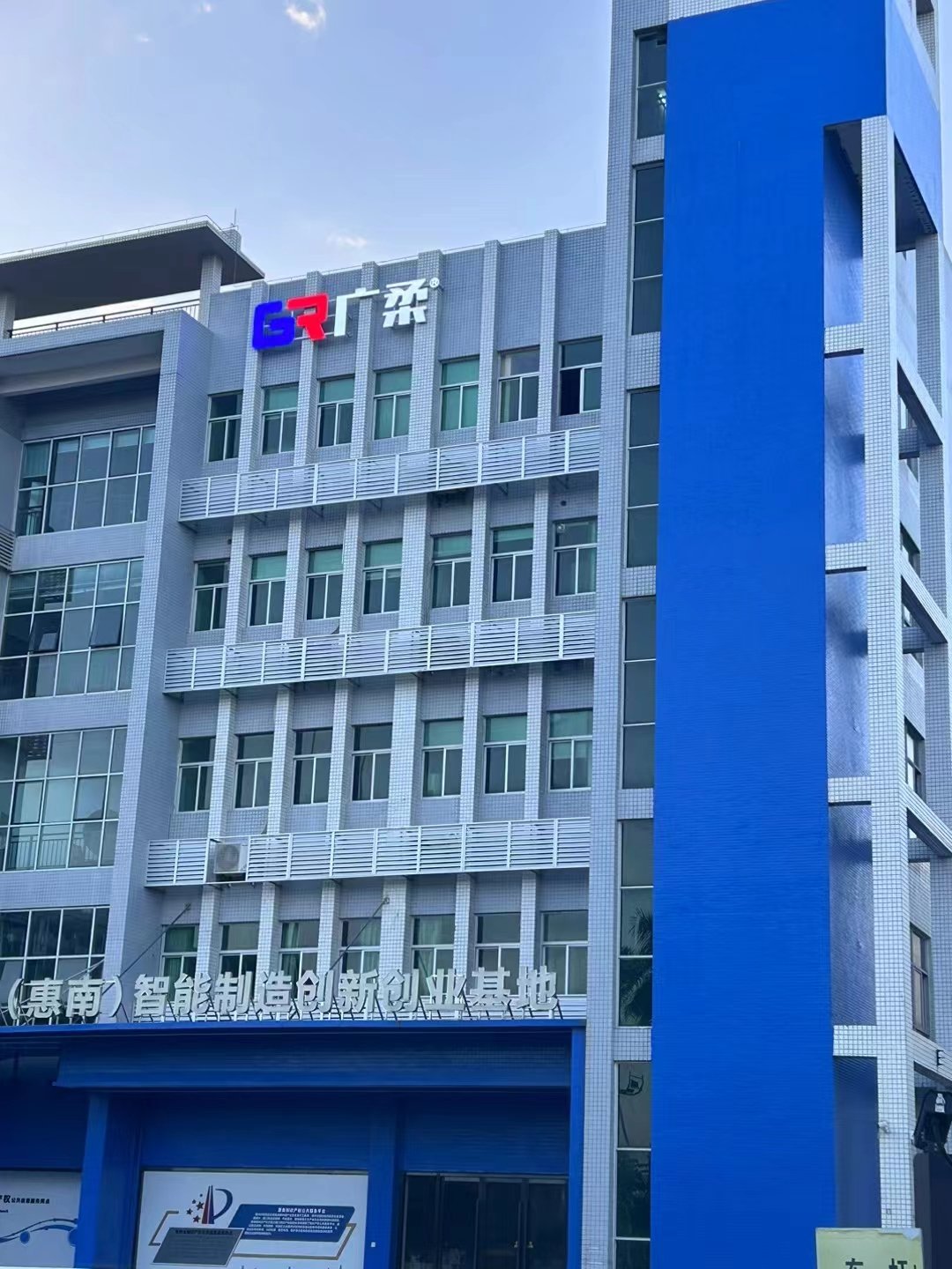 基于視覺(jué)檢測(cè)的半導(dǎo)體器件表面除塵方法及其系統(tǒng)